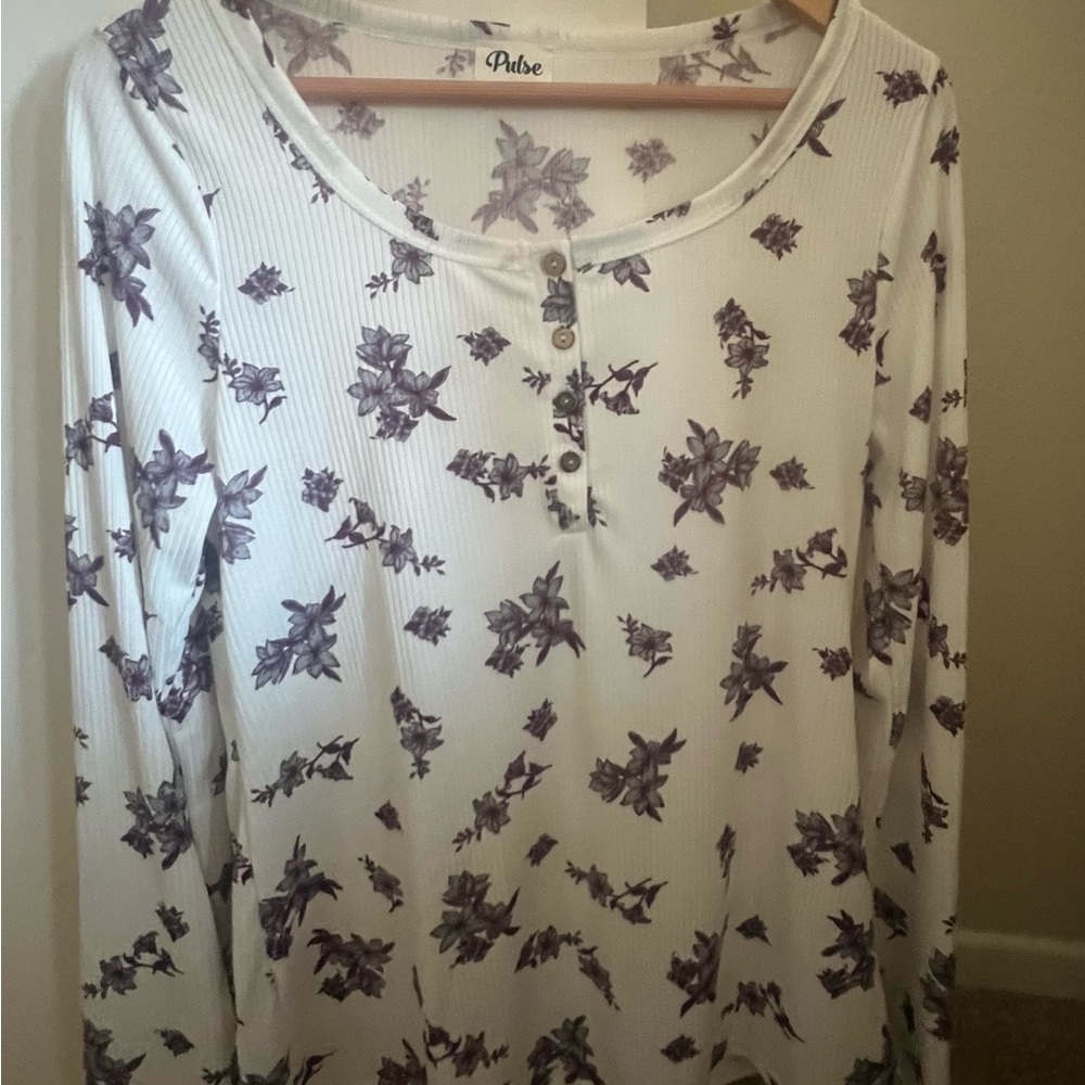 Pulse White and Purple Long Sleeve Buttoned Blouse 💜🤍💜🤍 EUC!
